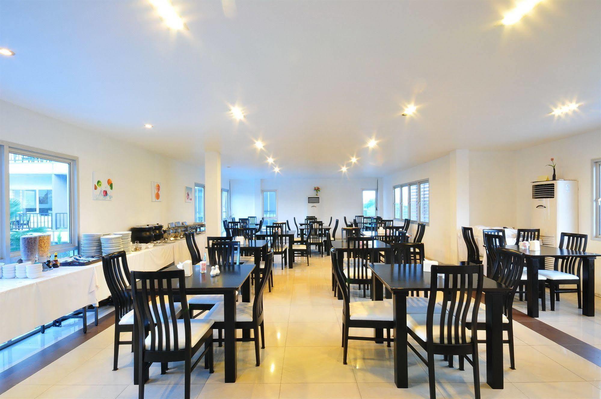 Bs Premier Airport Hotel Bangkok Restaurant photo